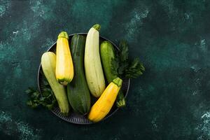 assortimento di diverso colore di zucchine foto