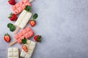 fragola ghiaccio crema ghiacciolo con menta foto