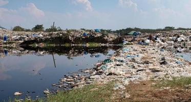 acqua inquinata e montagna grande mucchio di rifiuti e inquinamento, mucchio di puzza e residui tossici, questi rifiuti provengono da aree urbane e industriali non possono sbarazzarsi di foto