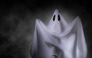 fantasma bianco spaventoso al grande occhio per il concetto di halloween con tracciato di ritaglio foto