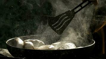 cucinando su Aperto fuoco nel natura. creativo. avvicinamento frittura nel frittura padella al di sopra di fuoco. torrefazione su fuoco di bivacco nel natura estate foto