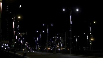 notte città paesaggio di il vuoto strada illuminato di innumerevoli lanterne, romanza di estate notte concetto. azione filmato. città centro nel il in ritardo sera. foto
