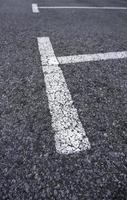 linee di parcheggio in un parcheggio foto