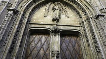 sculture e antico artistico rilievi su il cancelli. scorta. viste e monumenti di medievale Europa. Ingresso con grande cancelli di cattolico Cattedrale con statua. barocco e Rinascimento stile. foto