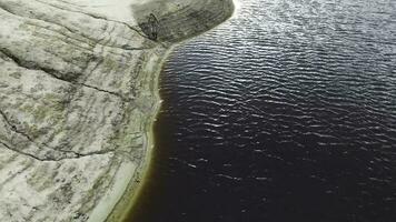 Visualizza a partire dal sopra di isola nel il bellissimo blu lago. filmato. superiore Visualizza di il lago riva nel autunno foto