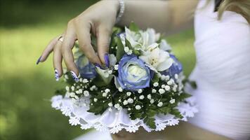 bellissimo mazzo di diverso colori nel il mani di il sposa nel un' bianca vestire. sposa nel bianca vestito con mazzo nero donna detiene nozze mazzo. nozze foto