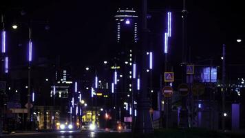 strada di un' notte città con in movimento macchine lungo strada lampade con un' grattacielo su il sfondo, ekaterinburg, Russia. azione filmato. macchine guida su il notte strada, tempo periodo. foto