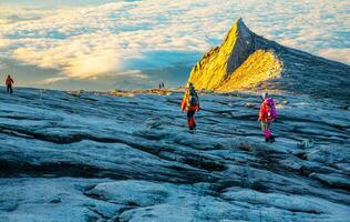 montare kinabalu con leggero di Alba su montagna. viaggio viaggiare, escursioni a piedi nel kinabalu nazionale parco. kota kinabalu - Malesia. foto