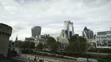 il urbano paesaggio di grande città con grattacieli e storico edifici, Londra, grande Gran Bretagna. azione. bellissimo Visualizza di moderno attività commerciale quartiere grattacieli a partire dal osservazione punto a estate. foto