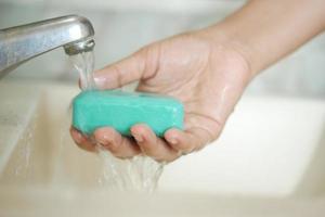 donne che si lavano le mani con acqua calda e sapone foto