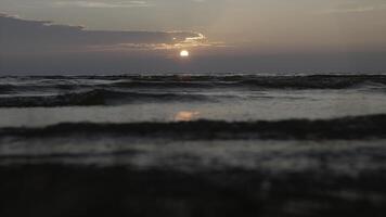 avvicinamento di bellissimo piccolo onde. creativo. costiero rotolamento onde con solare riflessione di raggi. sera marea onde con leggero brezza foto