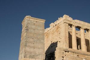 monumento di agrippa e altro strutture quello può essere trovato su superiore di il acropoli nel Atene, Grecia foto