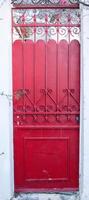 vecchio rosso di legno porta nel il città di Atene, Grecia foto