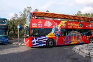 Atene, Grecia, dicembre 13 2023 vista vedendo giro autobus quello siamo Usato mostrare turista in giro il storico città di Atene foto