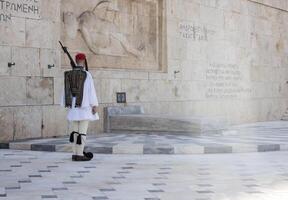 Atene, Grecia, dicembre 24 2023 soldato di il presidenziale guardia in piedi guardia a il parlamento a il tomba di il sconosciuto soldato foto