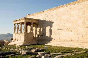 veranda di il cariatidi a il eretteo in cima il antico rovine di il acropoli foto