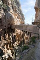 il famoso ponte attraversamento lungo il camino del rey nel meridionale Spagna. foto