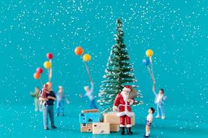 persone in miniatura, confezione regalo di consegna di Babbo Natale per bambini foto