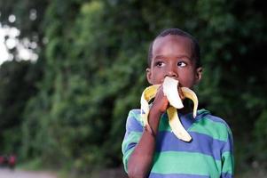 ragazzo che mangia un frutto. foto