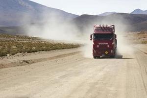 Bolivia, 14 gennaio 2018 - camion sulla strada sterrata in Bolivia. nel 2004 più del 92 percento delle strade in Bolivia non erano asfaltate. foto
