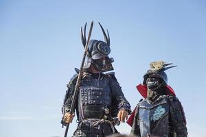 miyajima, giappone, 10 ottobre 2016 - uomini non identificati vestiti da samurai al santuario di itsukushima sull'isola di muyajima, in giappone. il santuario è patrimonio mondiale dell'unesco dal 1996. foto