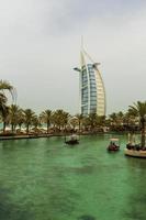 dubai, Emirati Arabi Uniti, 8 maggio 2015 - persone non identificate a madinat jumeirah a dubai. madinat jumeirah comprende due hotel e gruppi di 29 case tradizionali arabe. foto