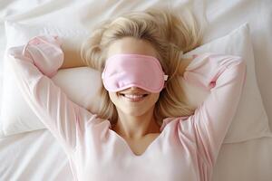 ai generato superiore Visualizza di sorridente giovane donna con rosa dormire maschera dire bugie su letto. mondo dormire giorno foto