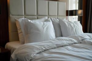 ai generato bellissimo letto nel un' Hotel camera con bianca cuscini foto