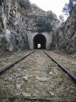vecchio tunnel del treno attraverso le montagne foto