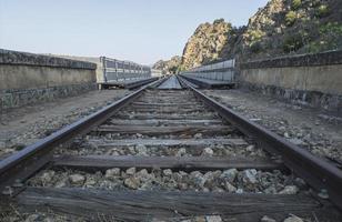 ponte ferroviario abbandonato attraverso le montagne. foto