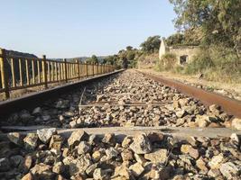 binari ferroviari abbandonati attraverso le montagne foto