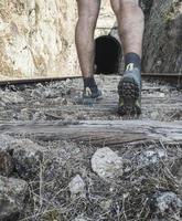 uomo che cammina lungo i binari della ferrovia foto