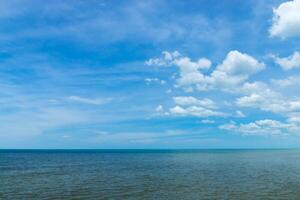 blu cielo con bianca nube. foto