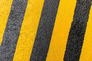 simbolo colore di sicurezza strada su il non scivolare giallo e nero marchio su il pavimento industriale e fabbrica concetto foto