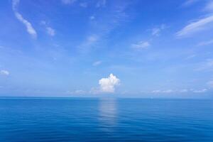 natura Visualizza di il mare, limpido blu cielo e bianca nube sfondo struttura foto