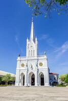 amphawa, samutsongkram, tailandia bellissimo cristiano Chiesa nel il blu cielo Tailandia punto di riferimento nel samutsongkram foto