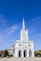 bellissimo cristiano Chiesa nel il blu cielo Tailandia punto di riferimento nel samutsongkram foto