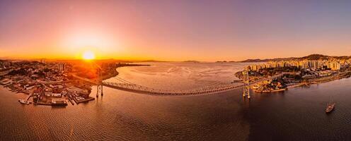 panoramico Visualizza di Ercilio luz ponte con tramonto leggero nel Florianopolis, brasile foto