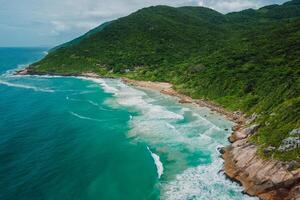 oceano costa con montagne e spiaggia con oceano con onde nel brasile. aereo Visualizza foto