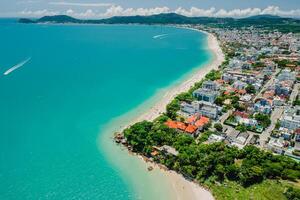 vacanza spiaggia con ricorrere cittadina e turchese oceano nel brasile. aereo Visualizza foto