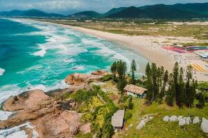 popolare vacanza spiaggia con alberi e oceano con onde nel brasile. aereo Visualizza di costa foto