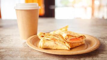 ghiaccio latte macchiato caffè estate rinfrescante bevanda nel bar Pancakes con pesce foto