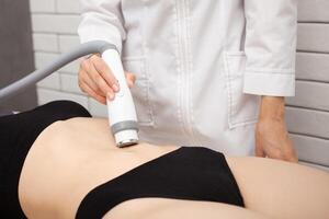 cosmetologo fa rf sollevamento di addome, rimuove eccesso Grasso e cellulite. snello tonica corpo concetto foto