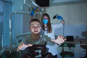 europeo femmina dentista medico foto