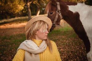 bellissimo immagine, autunno natura, donna e cavallo, concetto di amore, amicizia e cura. sfondo. insolito ritratto. foto