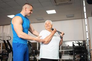 un anziano pensionato giochi gli sport nel il Palestra foto