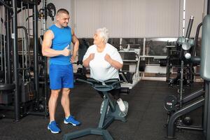 un anziano pensionato giochi gli sport nel il Palestra foto