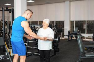 un anziano pensionato giochi gli sport nel il Palestra foto