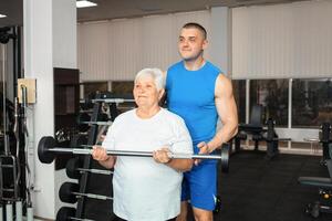 un anziano pensionato giochi gli sport nel il Palestra foto