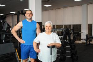 un anziano pensionato giochi gli sport nel il Palestra foto